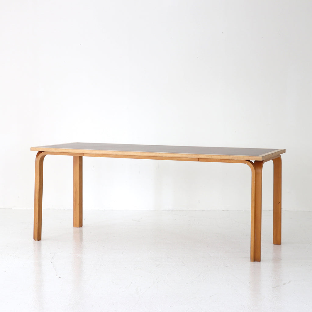 Table / Magnus Olesen