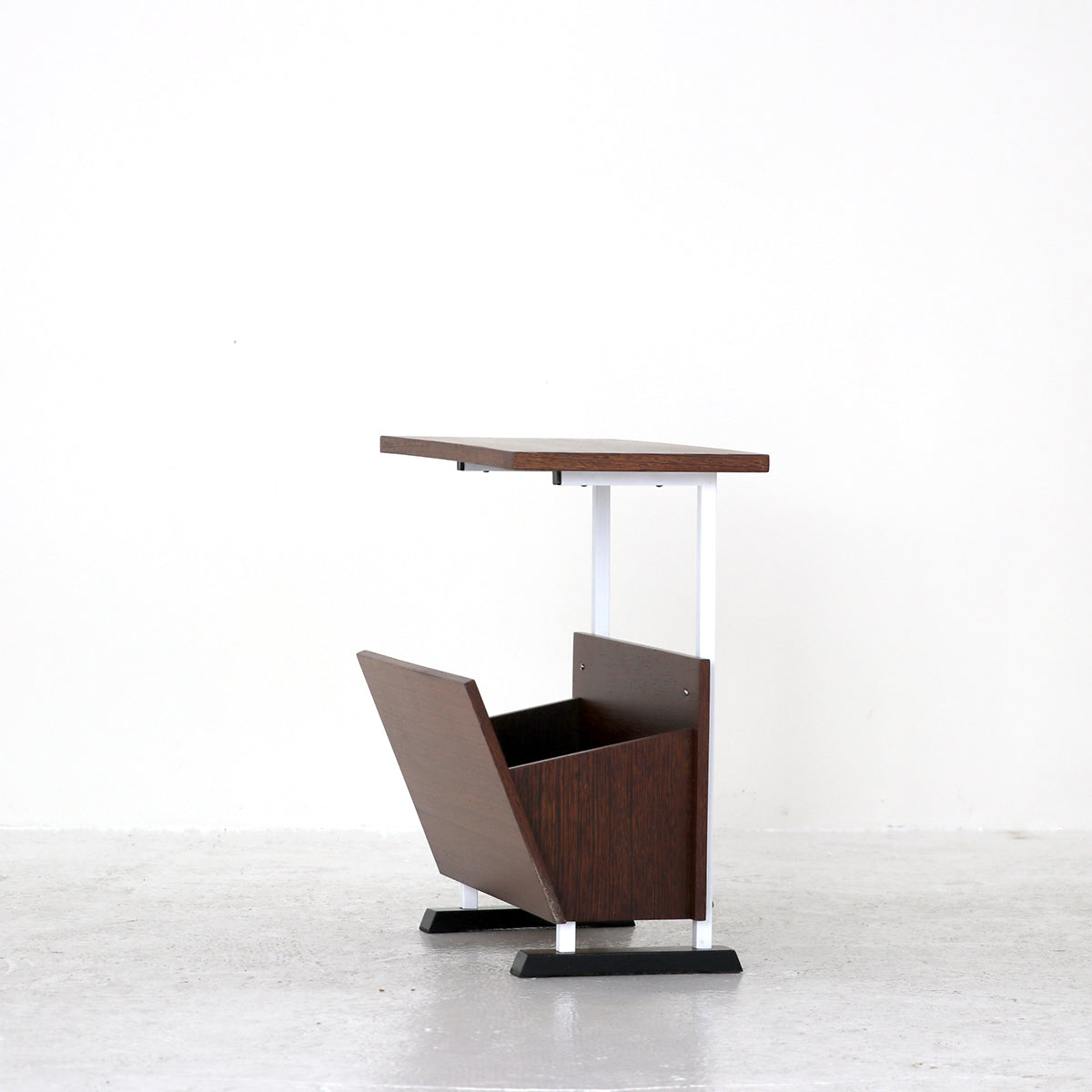 Mersman Table Magazine Rack Side table & Magazine rack – FILM