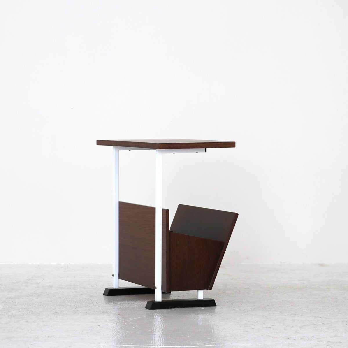 Mersman Table Magazine Rack Side table & Magazine rack – FILM