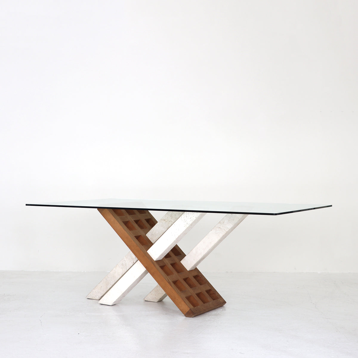 Round dining table – FILM