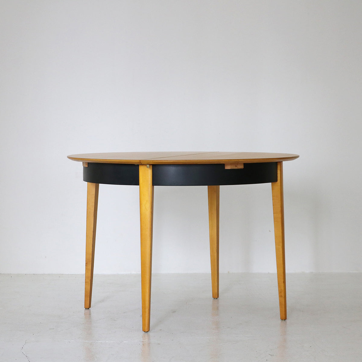 Round dining table / Cees Braakman for Pastoe – FILM Round dining table / Cees Braakman for Pastoe – FILM