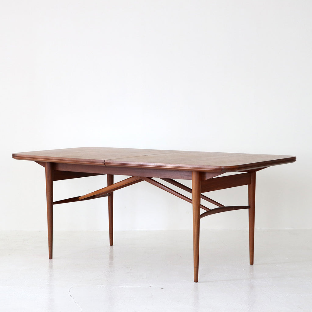 Dining table / Robert Heritage for Archie Shine – FILM