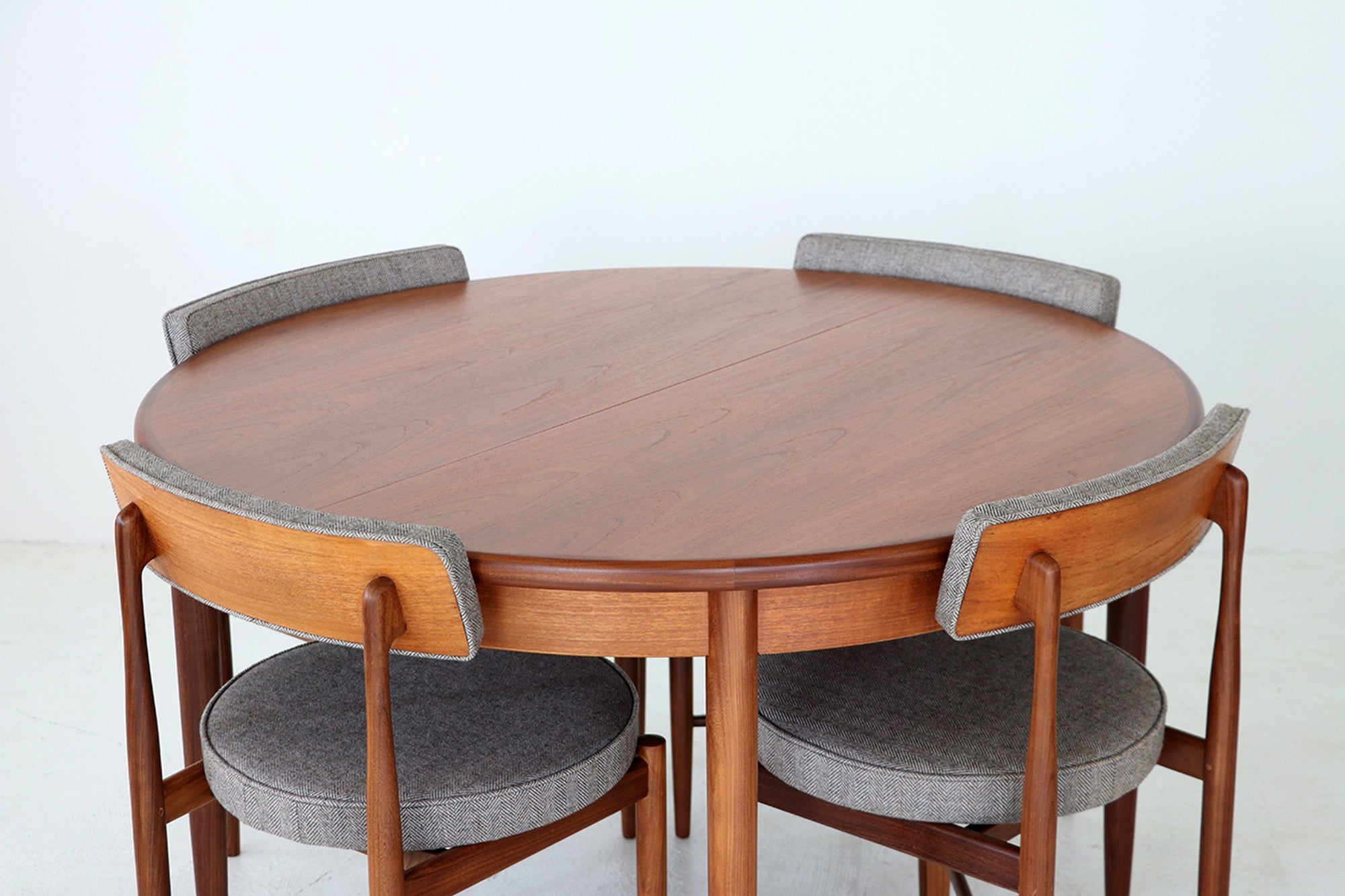 Round dining table / G-PLAN Fresco
