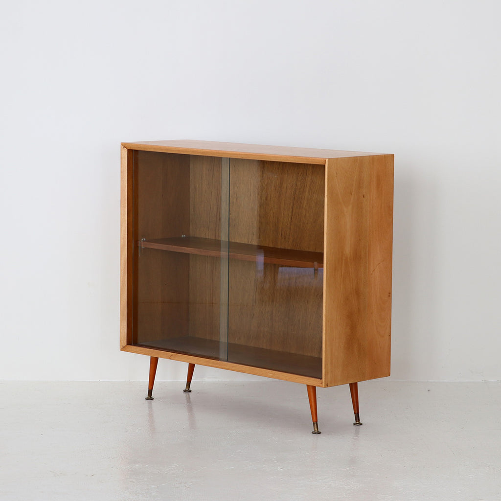 Glass bookcase / Herbert E. Gibbs – FILM