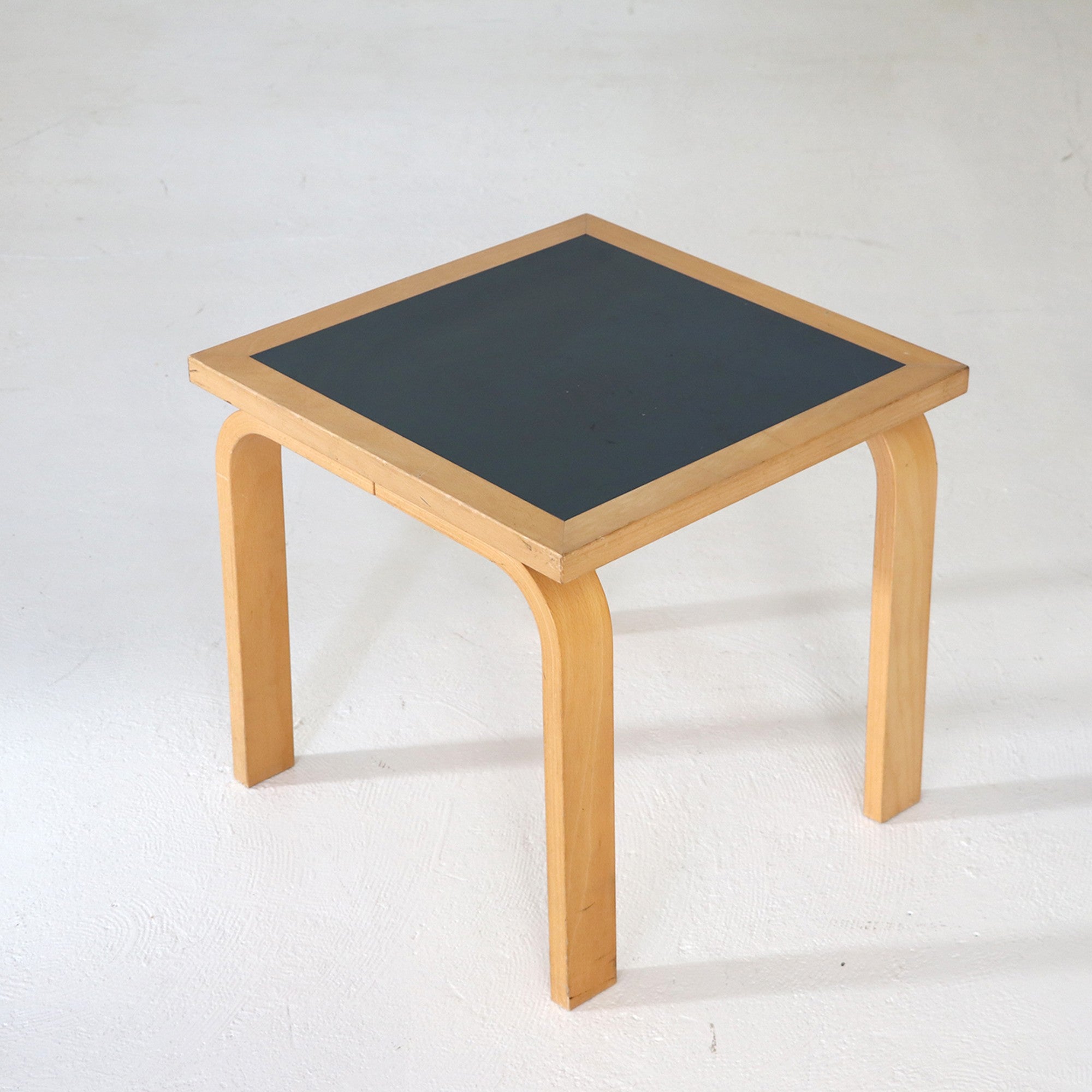 Side table / Magnus Olsen – FILM Side table / Magnus Olsen – FILM
