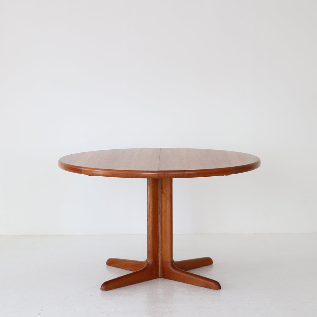 Round dining table / Skovby Mobelfabrik – FILM