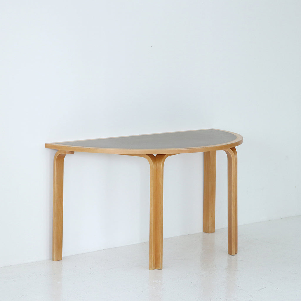 Magnus Olesen Half round table テーブル Half round table – FILM