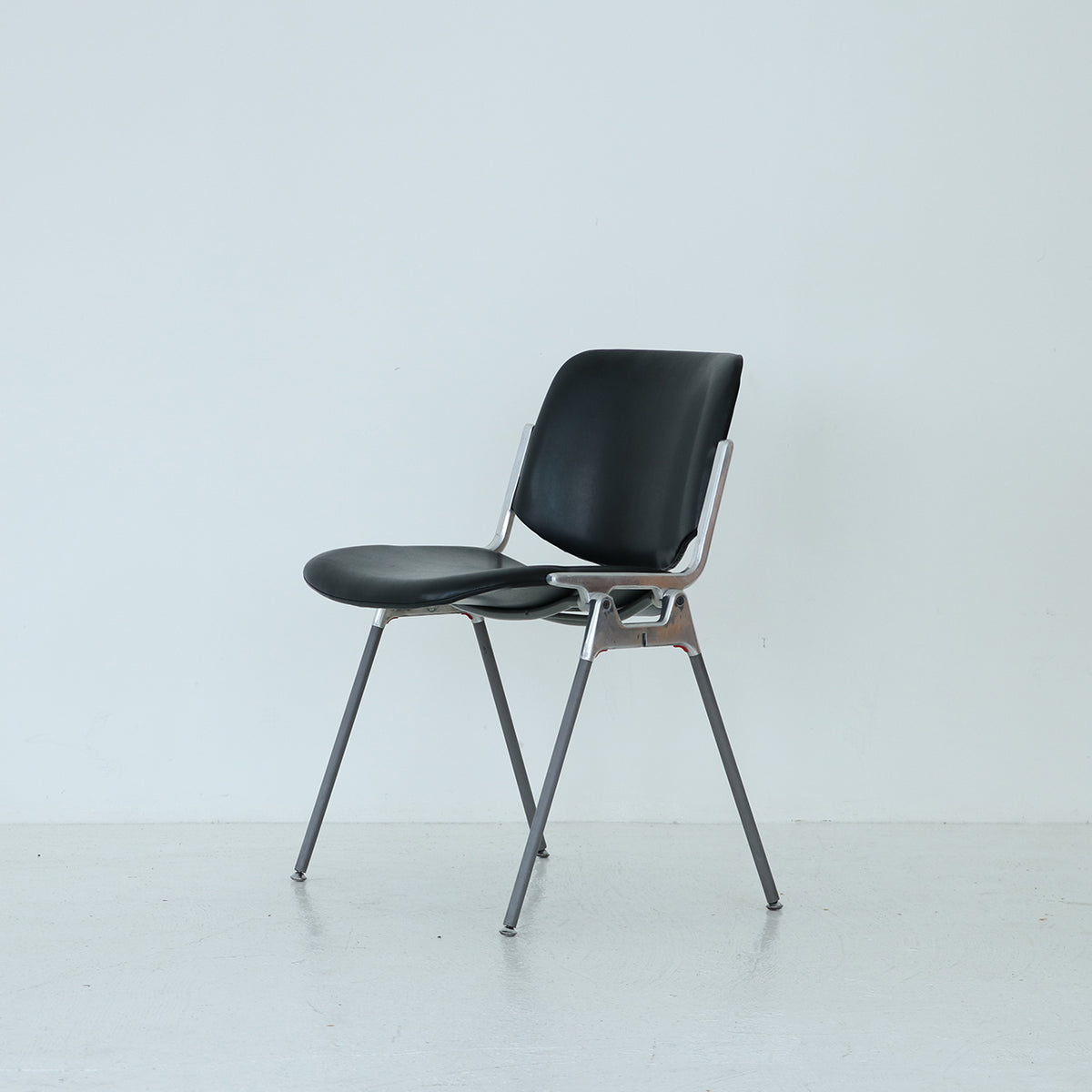 カステリDSC 106 スタッキングチェア　アーム付　椅子 DSC106 chair / Giancarlo Piretti for Anonima Castelli – FILM