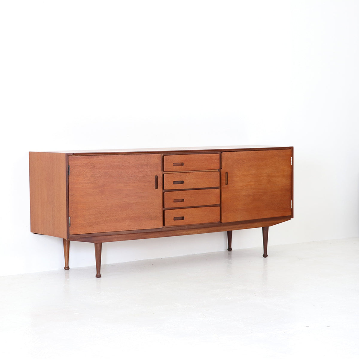 Side board / Meredew – FILM